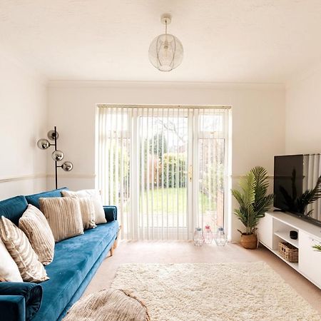 Surrey Stays - 2 Bedroom House, Rh1, Contractors Welcome, Sleeps 5 Max, 2 Parking Spaces, Near Town Centre, Train Station And Gatwick Airport レッドヒル エクステリア 写真
