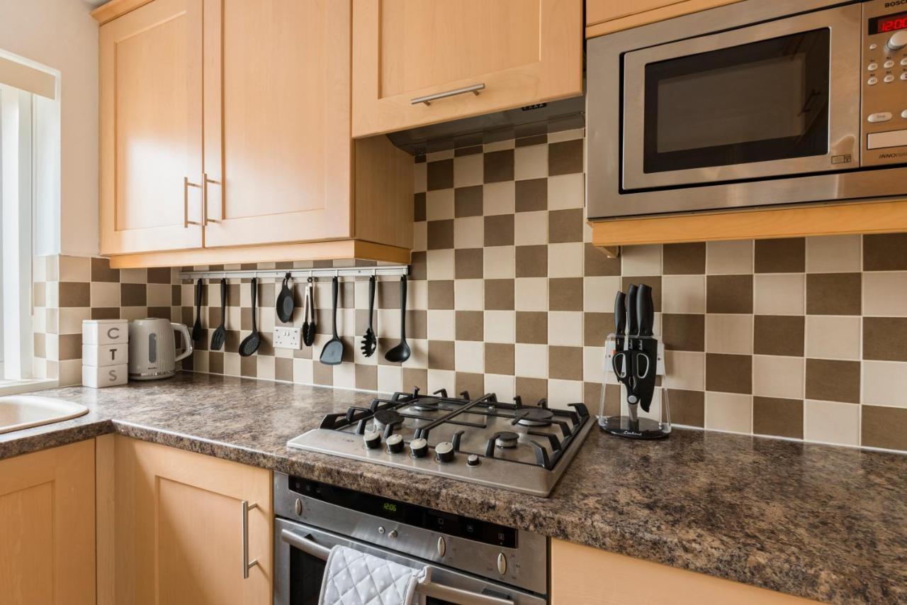 Surrey Stays - 2 Bedroom House, Rh1, Contractors Welcome, Sleeps 5 Max, 2 Parking Spaces, Near Town Centre, Train Station And Gatwick Airport レッドヒル エクステリア 写真