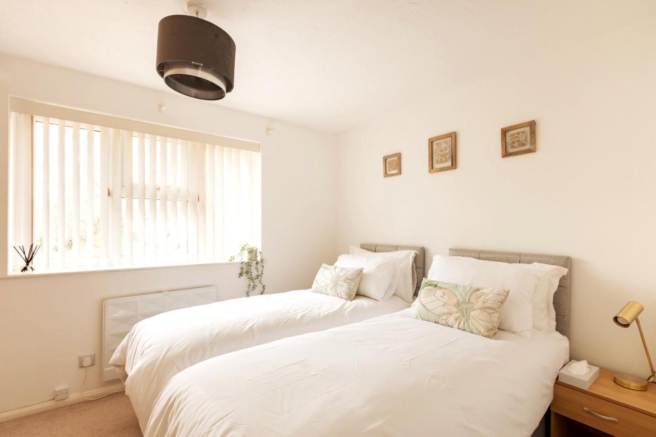Surrey Stays - 2 Bedroom House, Rh1, Contractors Welcome, Sleeps 5 Max, 2 Parking Spaces, Near Town Centre, Train Station And Gatwick Airport レッドヒル エクステリア 写真