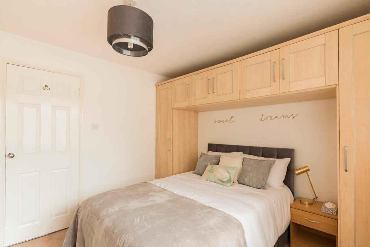 Surrey Stays - 2 Bedroom House, Rh1, Contractors Welcome, Sleeps 5 Max, 2 Parking Spaces, Near Town Centre, Train Station And Gatwick Airport レッドヒル エクステリア 写真